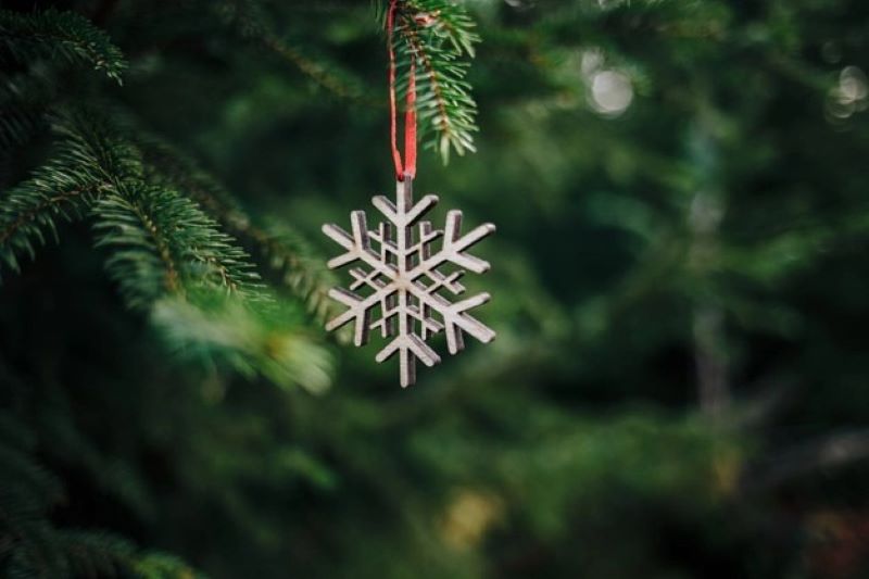 Add Some Sparkle to Your Holidays: Decorating with an Artificial Christmas Tree, Glass Ornaments And Special Accessories For A Magical Experience